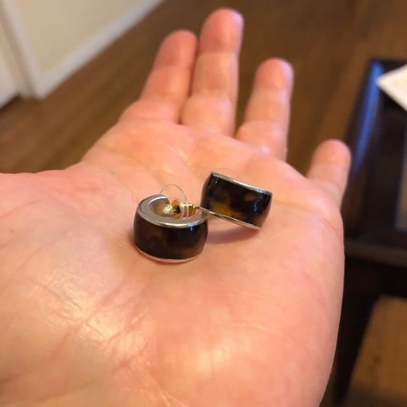 Half hoop small tortoiseshell earrings by Guess. - Picture 4 of 9